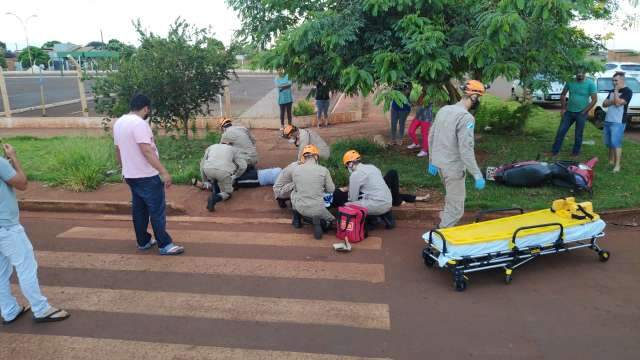 Batida entre carro e moto deixa duas mulheres feridas ao lado de rodovia