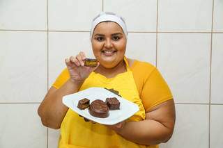 Jéssica produz desde pão de mel até bolos e ovos de Páscoa em sua própria cozinha (Foto: Kísie Ainoã)