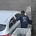 De uniforme, dupla do semiaberto arromba carro e furta semijoias