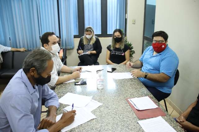 Servidores protestam e prefeitura promete resolver crise em funda&ccedil;&atilde;o de sa&uacute;de