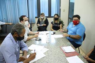 Representantes de servidores e vereadores reunidos com secretário (Foto: Divulgação)