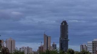 Campo Grande amanheceu com céu encoberto de  nuvens (Foto: Henrique Kawaminami)