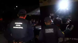 Guardas civis durante fiscalização de aglomeração (Foto: Divulgação/GCM)