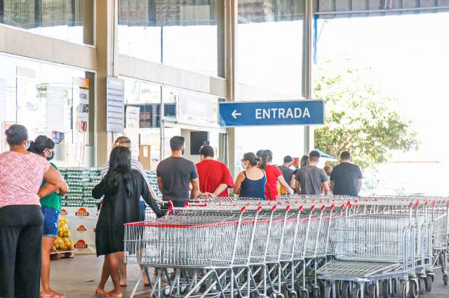 Supermercados abrem durante &quot;feriad&atilde;o&quot; para frear correria por compras