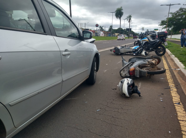 Carro atinge motos do Batalhão de Trânsito paradas em abordagem 