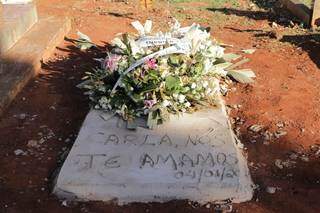 Túmulo de Carla, uma das 38 mulheres assassinadas em Mato Grosso do Sul em 2020 (Foto/Arquivo: Kisie Ainoã)