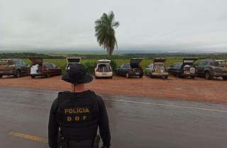 Equipe do DOF em local onde veículos foram apreendidos com R$ 635 mil em contrabando (Foto: Divulgação/DOF)