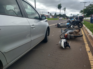 Carro envolvido no acidente e as motos tombadas na faixa exclusiva (Foto: Mariana Rodrigues)