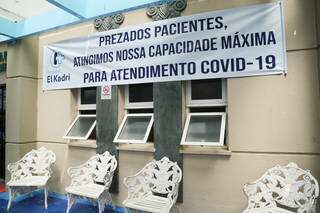 Hospital El Kadri, em Campo Grande, afixou comunicado alertando para falta de vagas na unidade (Foto: Kisie Ainoã)