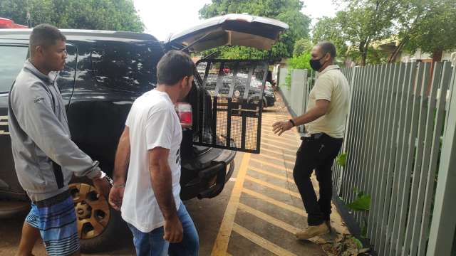 Pol&iacute;cia prende 3 em entreposto de maconha trazida de moto do Paraguai