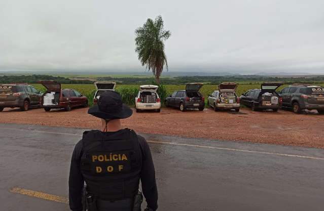 Oito s&atilde;o presos e 6 carros apreendidos com R$ 635 mil em contrabando