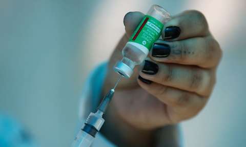 Vacina de Oxford imuniza contra a variante brasileira de covid-19