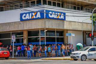 Clientes fazem fila em frente a agência da Caixa, que estarão fechadas na semana que vem em atendimento a decreto municipal. (Foto: Arquivo/Campo Grande News)