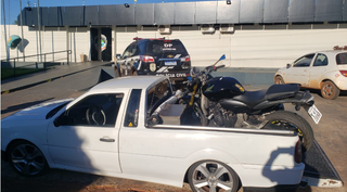 Motocicleta e Saveiro foram apreendidos pela polícia de Mundo Novo (Foto: divulgação / polícia civil)