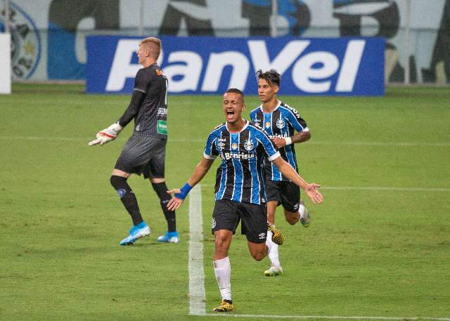 Meninos levam Gr&ecirc;mio &agrave; lideran&ccedil;a do Ga&uacute;cho com vit&oacute;ria por 2 a 0 sobre o Aimor&eacute;