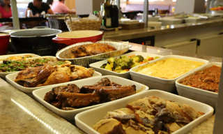 Buffet servido em restaurante de Campo Grande. Abrasel quer ampliar forma para retirada de pratos.