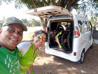 Carlos virou o &#34;motorista de aplicativo&#34; que salva pedaleiros em apuro e suas bicicletas numa minivan (Foto: Arquivo Pessoal)