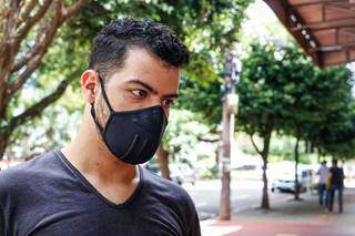 Felipe disse que sempre quando pode mantém o distanciamento e usa máscara para evitar disseminação do vírus (Foto: Henrique Kawaminami)