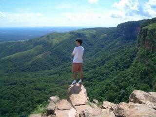 Turista observa a paisagem a partir do mirante na Chapada dos Guimarães, um dos atratitivos no vizinho Mato Grosso (Foto: Reprodução)