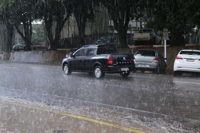 Chuva forte encerra ver&atilde;o e Inmet alerta para riscos de temporal