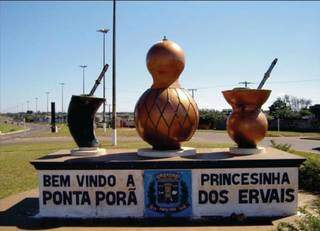 Monumentos que representam o tereré e chimarrão na cidade de Ponta Porã. (Foto: Jornal da Cidade)