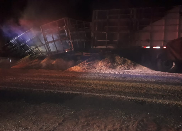 Carretas colidem de frente, pegam fogo e motorista morre 