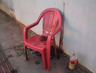 Um dia depois do crime, ficou a cadeira em que o açougueiro estava sentado (Foto/arquivo: Marina Pacheco) 