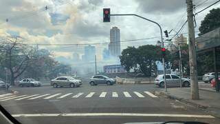 Motoristas que passavam pelo local registraram a fumaça provocada pelo fogo (Foto: Direto das ruas)