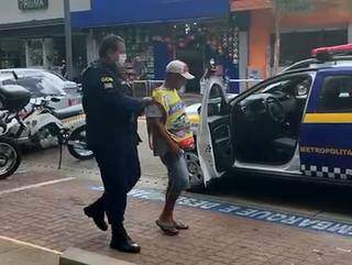 Ambulante foi detido após ameaçar fiscalização, segundo Semadur (Reprodução)