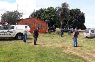 Policiais em frente a casa no assentamento (Foto: Rio Brilhante em Tempo Real)