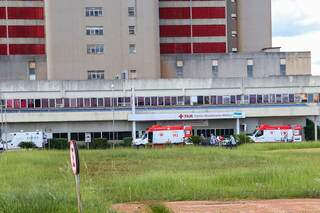 Ambulâncias realizam transferências de pacientes em frente ao Hospital Regional (Foto: Paulo Francis/Arquivo)