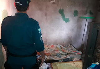 Homem foi encontrado morto em cima da casa com ferimento na testa (Foto:Rio Brilhante em Tempo Real)