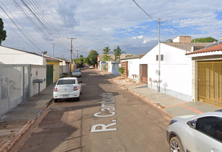 Trecho de rua onde casa foi invadida e travesti ferida com três tiros (Foto: Google Street View)