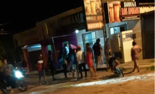 Movimentação de curiosos no local onda a vítima foi baleada (Foto: reprodução / Ponta Porã News) 