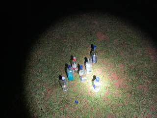 Garrafas de bebidas abertas também foram apreendidas pela polícia. (Foto: Divulgação/PM)
