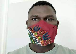 Até máscaras o artista-estilista africano fabrica com seus tecidos multicoloridos (Foto: @ayeletissu)