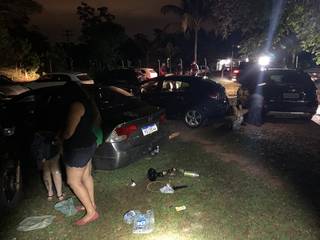 Sujeira no chão, carros e pessoas espalhadas na festa clandestina que aconteceu no loteamento Jardim Atlântico. . (Foto: Divulgação/PM)