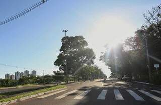 Da Avenida Afonso Pena é possível ver o sol brilhando e esquentando Campo Grande. (Foto: Paulo Francis)