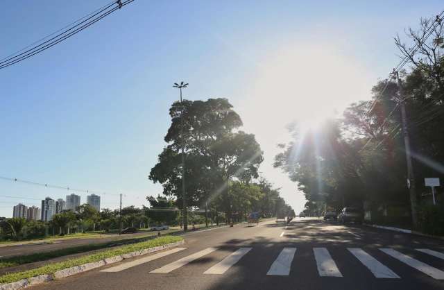 Domingo amanhece quente com previs&atilde;o de chuva em MS 