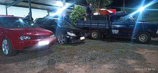 No carro vermelho e preto tinham aparelhos de som enquanto na caminhonete foi encontrado bebidas. (Foto: Divulgação/ PM)