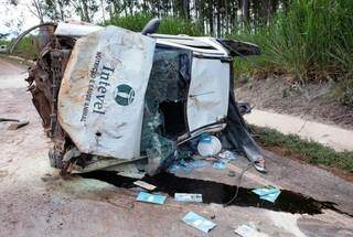 Veículo Fiat Strada ficou destruído após acidente nesta segunda-feira (22). (Foto: Ivi Notícias)