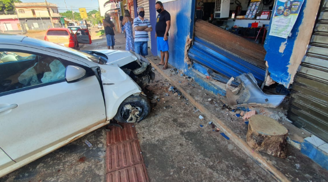 Ao agredir namorada, motorista perde controle de carro e destr&oacute;i oficina 