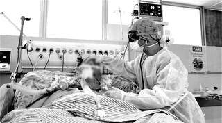 Paciente internado em UTI covid no Hospital Regional (Foto: Saul Shcramm)