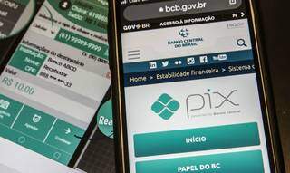 Celular mostrando tela do sistema de pagamentos Pix, que a partir de abril vai poder sincronizar agenda do celular. (Foto: Agência Brasil)
