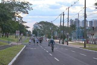 Muitas pessoas foram para a avenida Afonso Pena para passear e se exercitar (Foto: Paulo Francis)