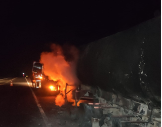 Caminhão com gás pegou fogo na rodovia (Foto: Direto das Ruas) 