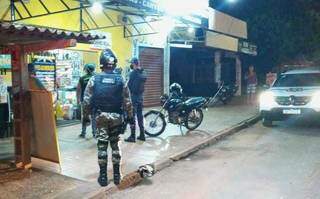 Guardas municipais durante fiscalização à conveniência (Foto: Guarda Civil Metropolitana/Divulgação)