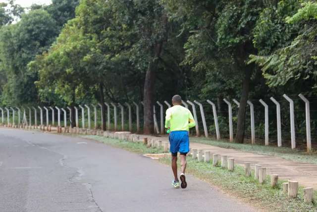 Mesmo com parques fechados, andar ou correr ao ar livre est&aacute; liberado