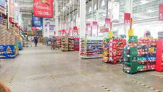 Supermercado de Campo Grande com corredores praticamente vazios. (Foto: paulo Francis)