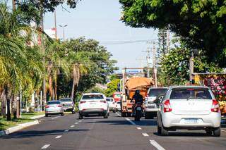 Na av. Mato Grosso, muitos veículos nas primeiras horas (Foto: Henrique Kawaminami)